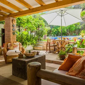 At In Malaga & Solo Travellers Couette-café